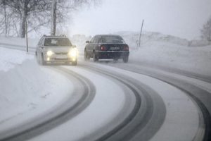 Как безопасно водить машину зимой